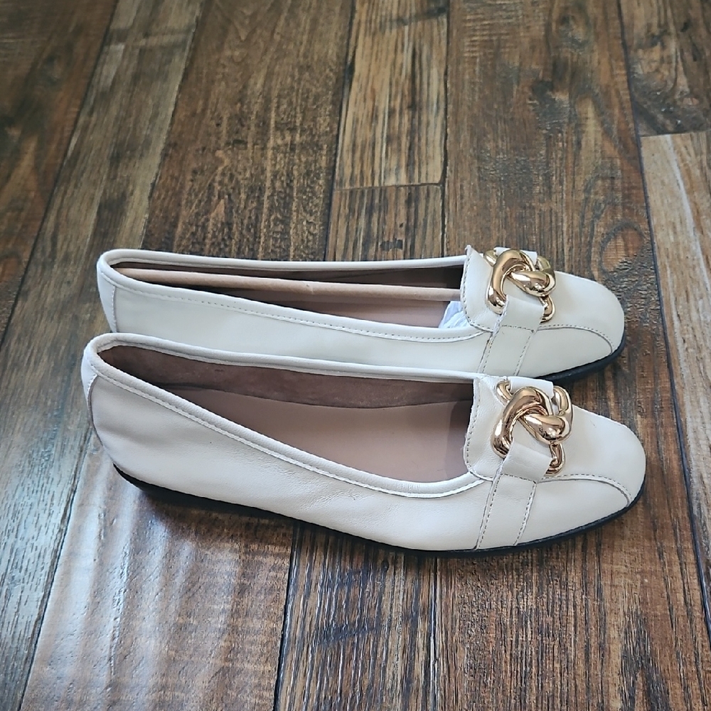 NWOT Aerosoles Bristol Women's Elegant Ivory Leather Flats‎ w/ Gold Chain Accent